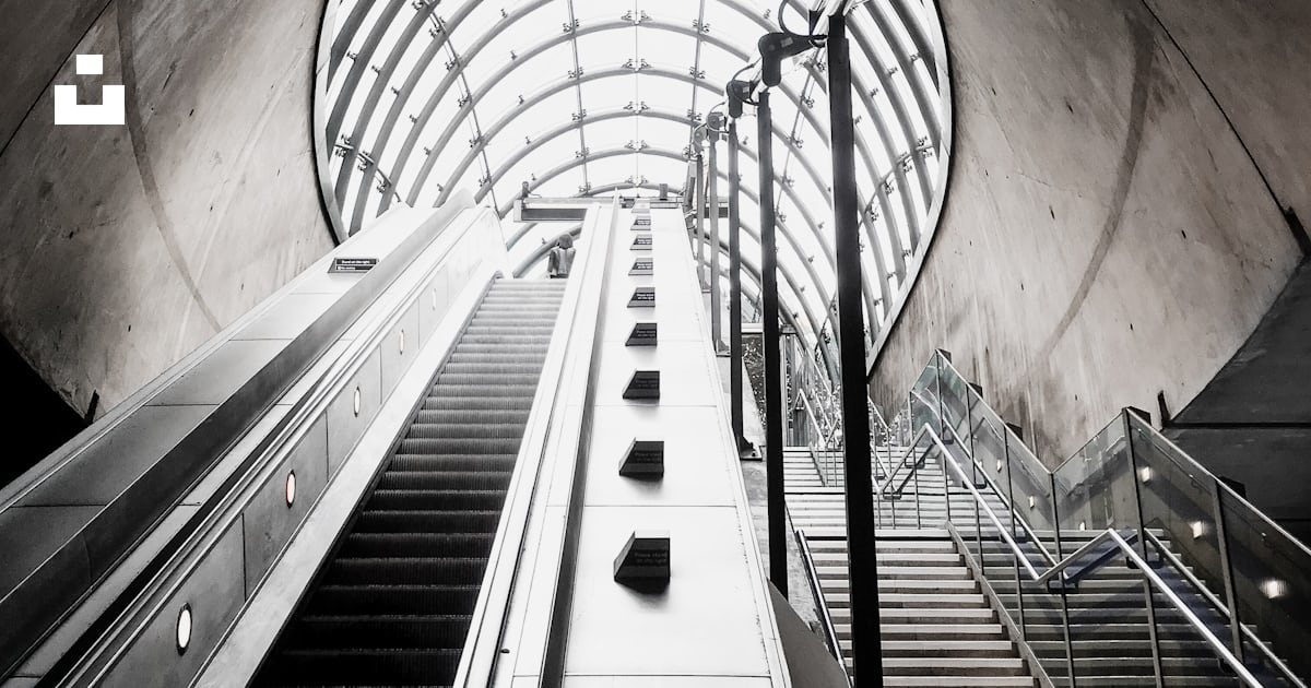 deletec1's tweet card. quiet station – Anthony Tyrrellが撮影したこの写真をUnsplashでダウンロードする