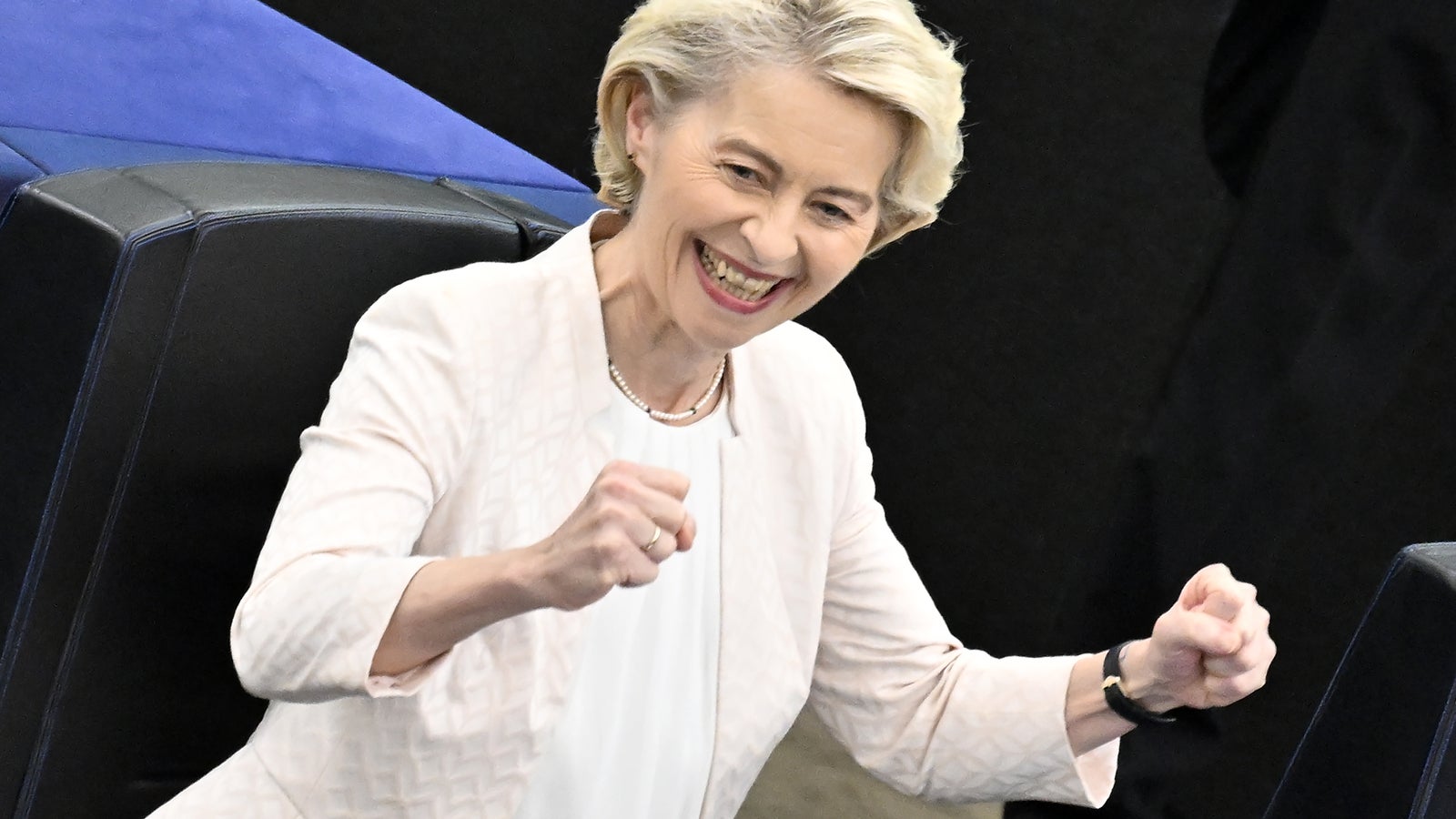 GeraldGrosz's tweet card. Die 66.000 Mitarbeiter der EU-Institutionen bekommen ab April schon wieder mehr Geld.  