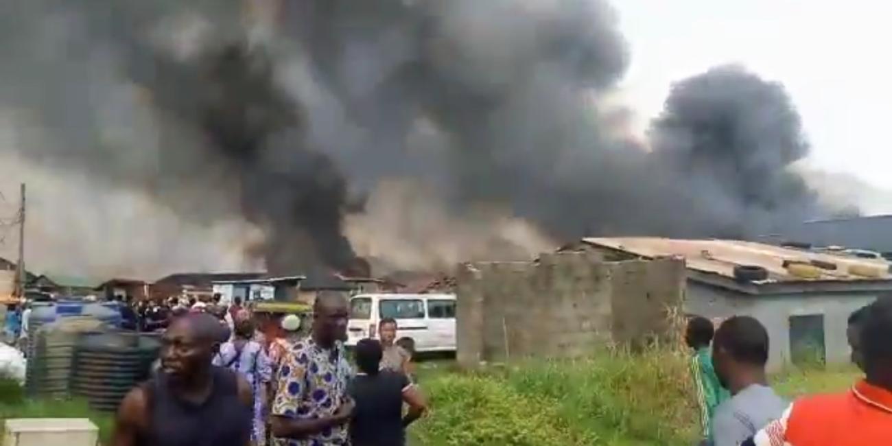 ParallelFacts's tweet card. A source in the community said, "The Lagos State Task Force is setting houses ablaze in Oworonshoki."