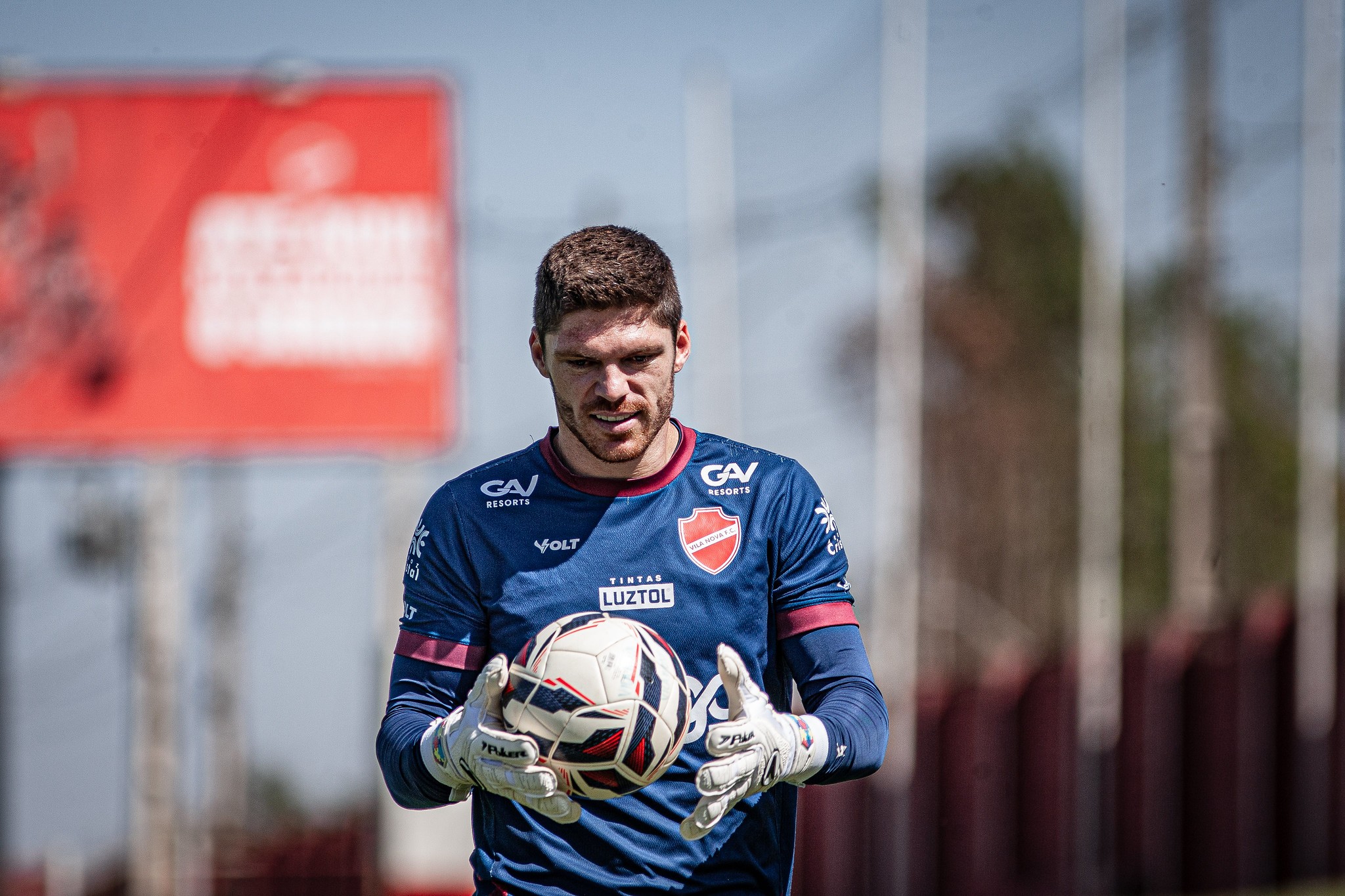 nathfreitasjor's tweet card. Meia pede e deixa o clube, enquanto goleiro e atacante estão liberados para negociarem com outras equipes