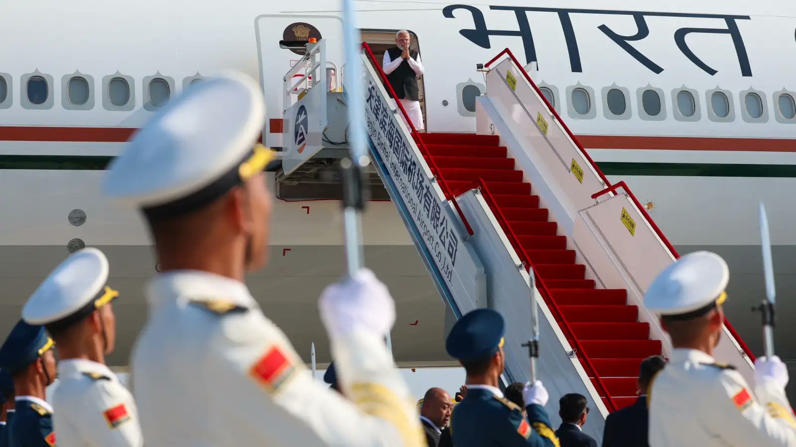 Vijaykarnataka's tweet card. ಎರಡು ದಿನಗಳ ಕಾಲ ಚೀನಾದ ಟಿಯಾಂಜಿನ್‌ ನಗರದಲ್ಲಿ ನಡೆದ ಶಾಂಘೈ ಸಹಕಾರ ಒಕ್ಕೂಟ (ಎಸ್‌ಸಿಒ)ದ ಶೃಂಗಸಭೆಯಲ್ಲಿ ಭಾಗವಹಿಸಿದ್ದ ಭಾರತದ ಪ್ರಧಾನಮಂತ್ರಿ ನರೇಂದ್ರ ಮೋದಿ, ಯಶಸ್ವಿ ಶೃಂಗಸಭೆ ಬಳಿಕ ಭಾರತದತ್ತ ಪ್ರಯಾಣ ಬೆಳೆಸಿದ್ದಾರೆ. ಟಿಯಾಂಜಿನ್‌...