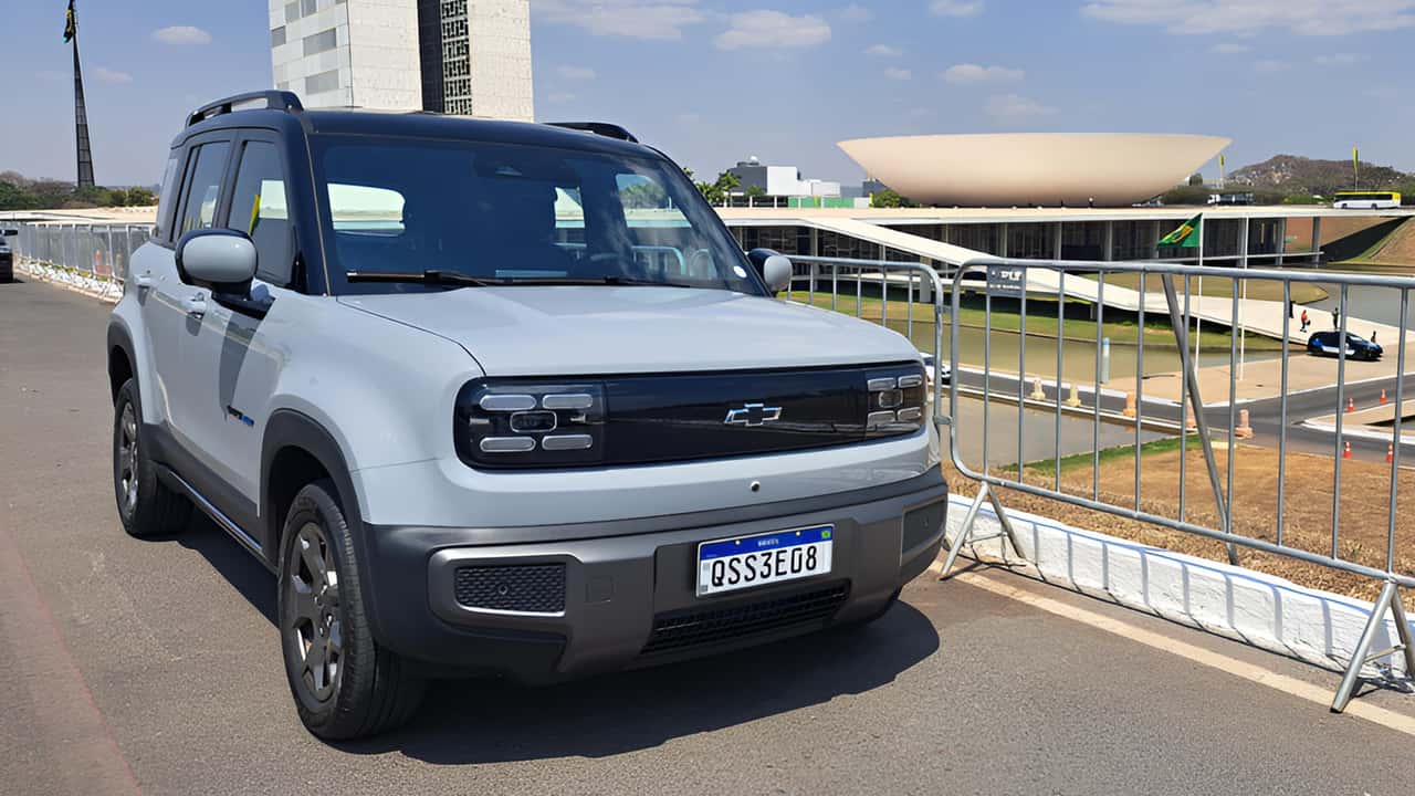 insideevsbrasil's tweet card. SUV compacto estreia como elétrico de entrada da Chevrolet e desafia rivais chineses no mercado nacional