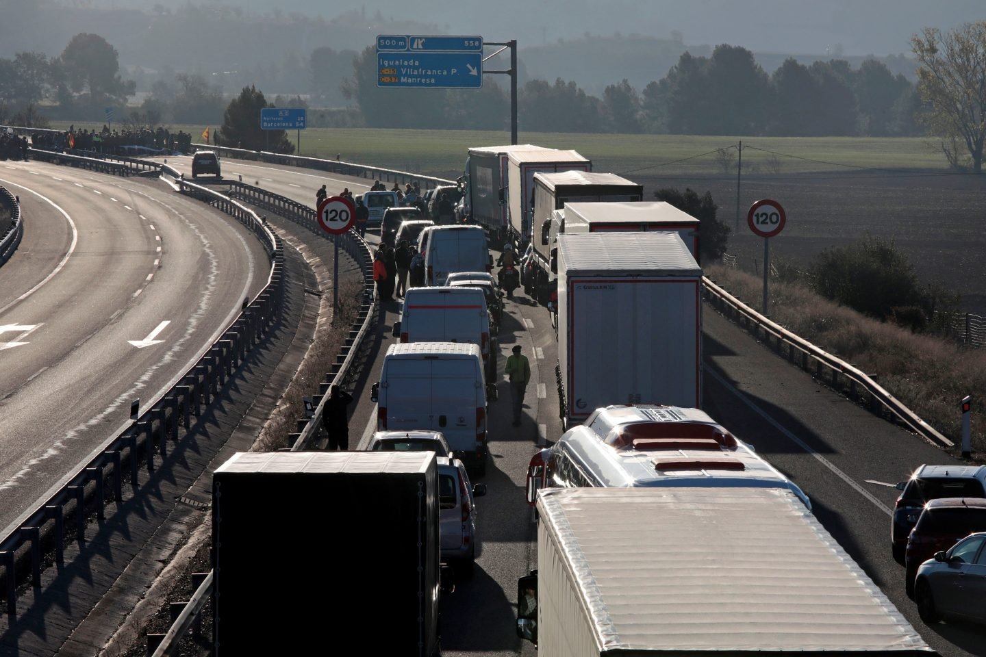 elindepcom's tweet card. Una docena de carreteras de Cataluña están cortadas debido a la acción de piquetes por la huelga general convocada por Intersindical-CSC.