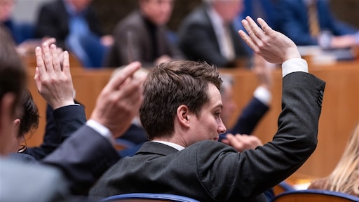 RTLnieuws's tweet card. Een opvallende stap van de Tweede Kamer. Een nipte meerderheid van partijen is tegen het Europees plan om defensie-uitgaven met 800 miljard euro te verhogen. Daarvoor worden de begrotingsregels...