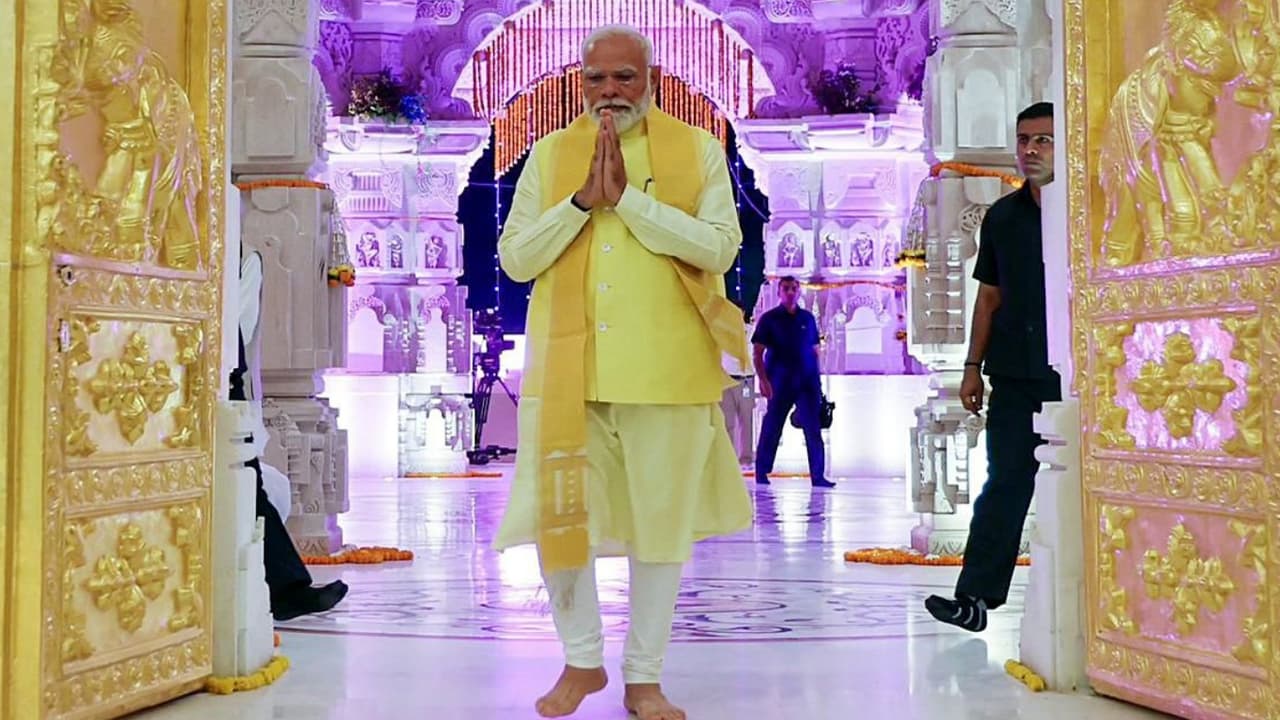 AsianetNewsSN's tweet card. ಉಡುಪಿ ಭೇಟಿ ವೇಳೆ ಪ್ರಧಾನಿ ಮೋದಿ ವೀಕ್ಷಣೆಗೆ ಆಗಮಿಸುವ ಸಾರ್ವಜನಿಕರಿಗೆ ಡಿಸಿ ಸೂಚನೆ ನೀಡಿದ್ದಾರೆ. ಇದೇ ವೇಳೆ ಮೋದಿ ಸಂಚರಿಸು ಮಾರ್ಗಗಳಲ್ಲೂ ನಿರ್ಬಂಧ ಹೇರಲಾಗಿದೆ. ಜಿಲ್ಲಾಧಿಕಾರಿ ಆದೇಶದಲ್ಲಿ ಯಾವೆಲ್ಲಾ ನಿರ್ಬಂಧ ಹೇರಲಾಗಿದೆ?