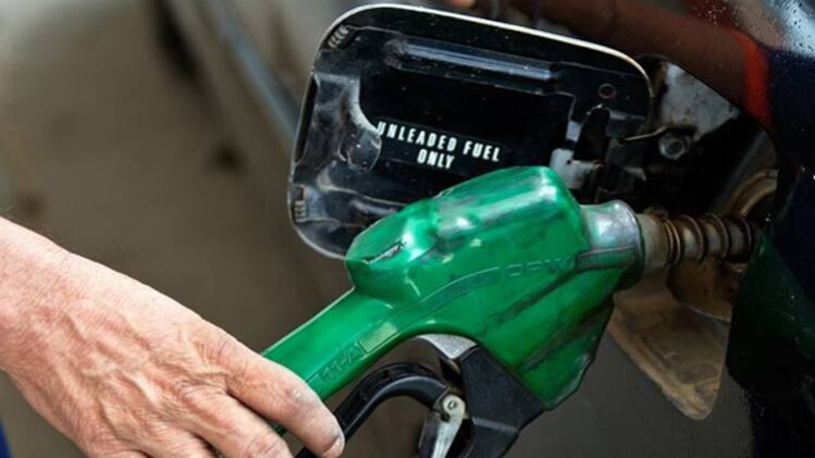 aajtak's tweet card. पेट्रोल और डीजल की कीमतें बढ़ाने का जो सिलसिला कर्नाटक चुनाव के बाद शुरू हुआ था, वह लगातार जारी है. शुक्रवार को भी पेट्रोल और डीजल की कीमतें बढ़ी हैं. आज दिल्ली में पेट्रोल और डीजल में 29 पैसे की...