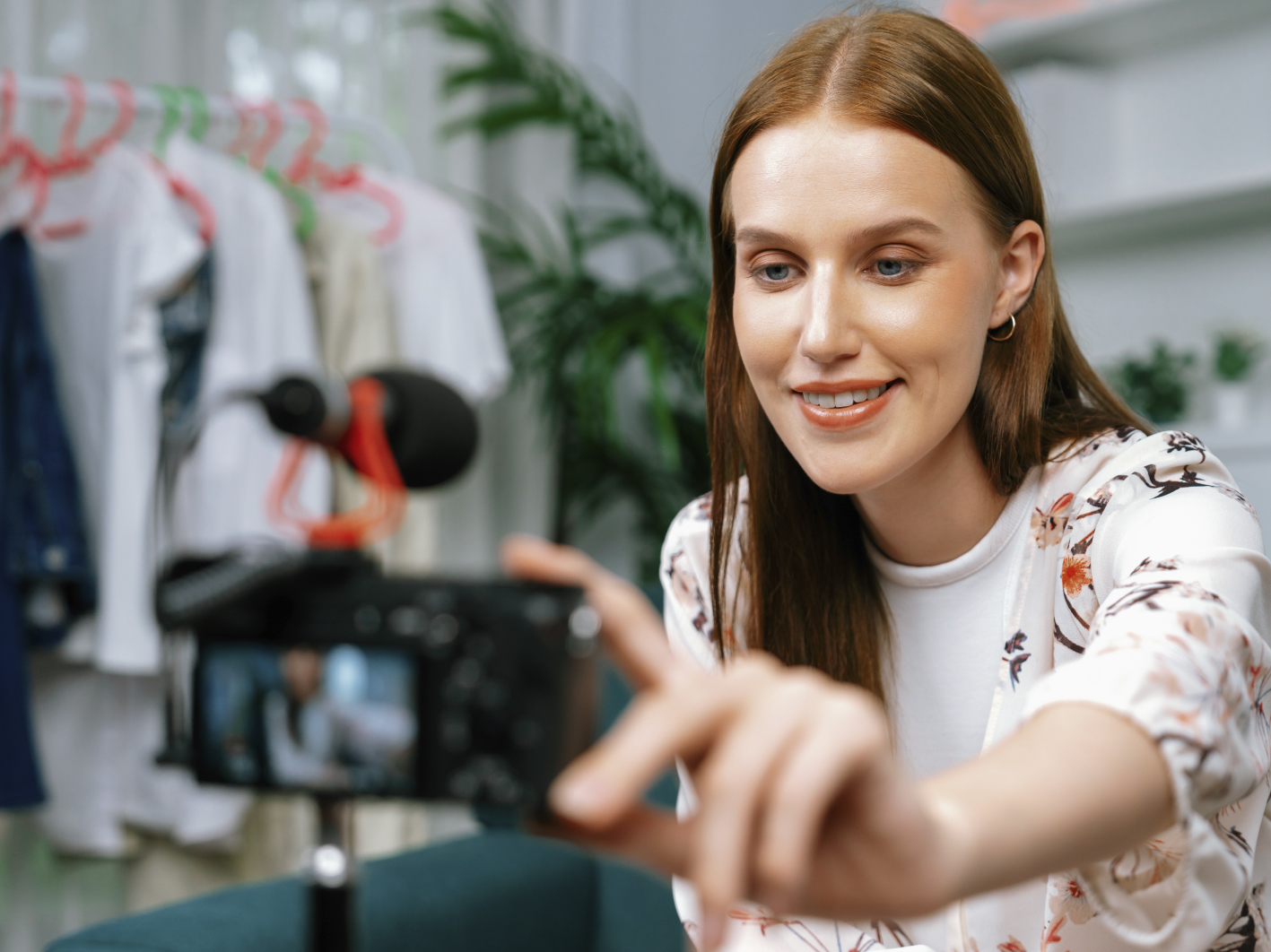 Acelerapyme's tweet card. Live Shopping, la última tendencia en comercio electrónico ¿Sabías que el 59,4% de la población mundial utiliza las redes sociales de manera habitual? Hablando en cifras concretas, 4.760 millones de...