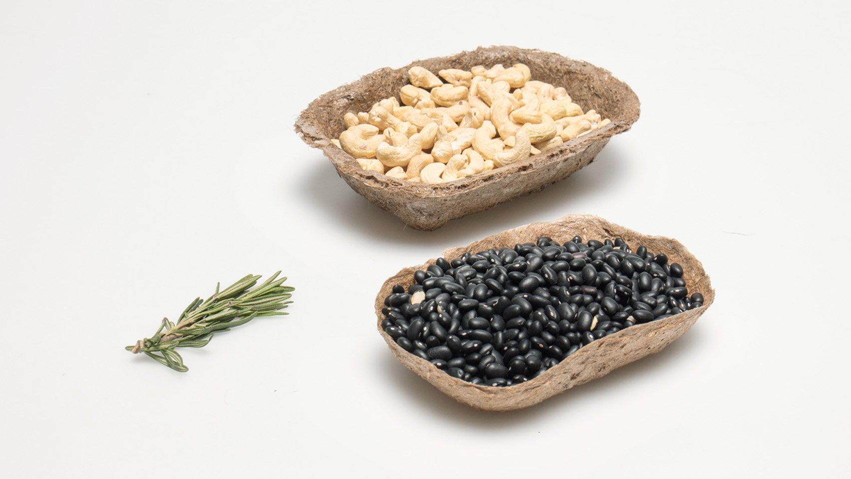 EquatorDesignIR's tweet card. Royal College of Art student Felix Pöttinger has created a sustainable alternative to plastic food packaging using washed-up seagrass.