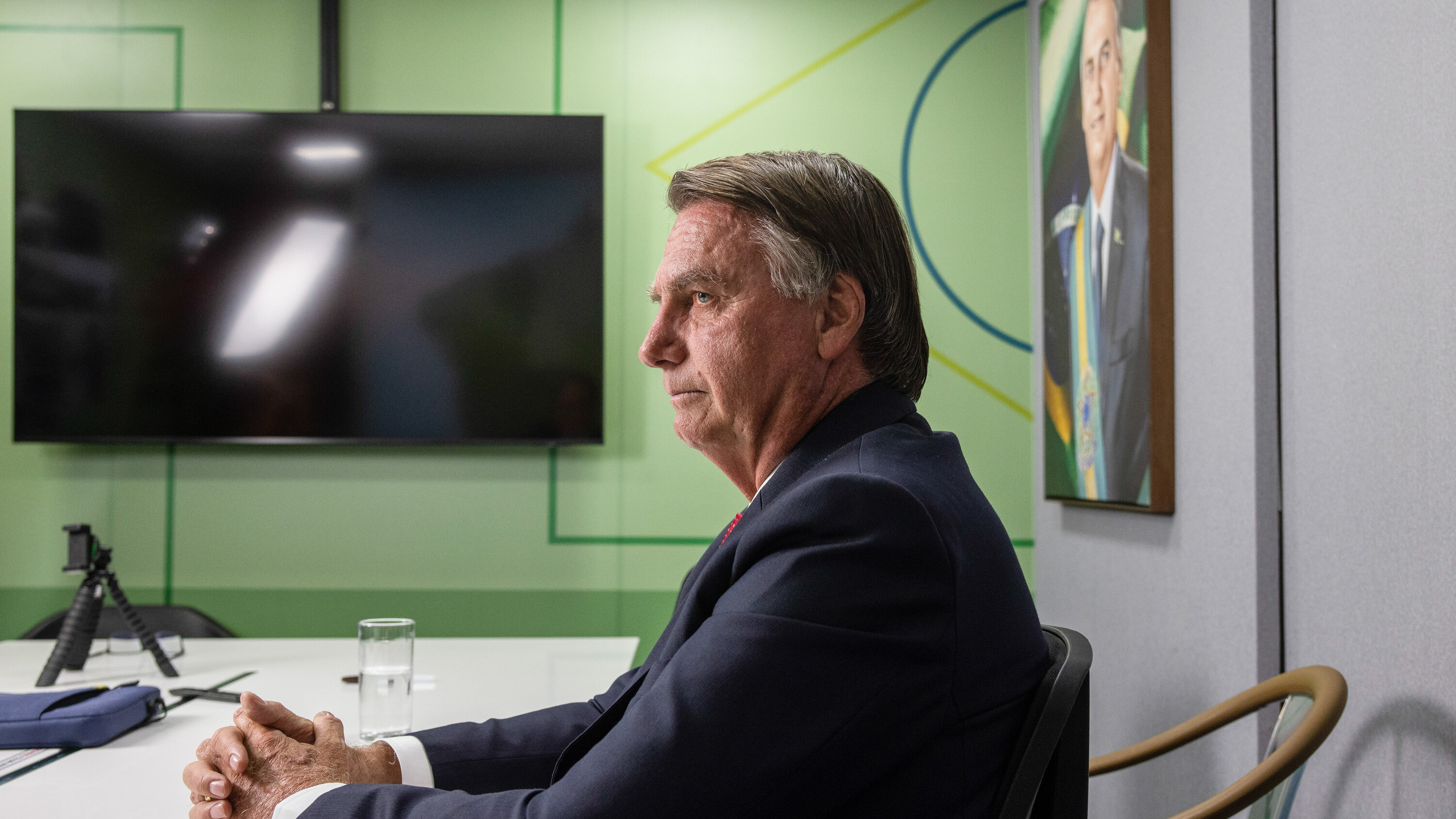 emd_worldwide's tweet card. Brazil’s Supreme Court ordered former President Jair Bolsonaro to begin serving a prison term for conspiring to remain in power after losing the last election.