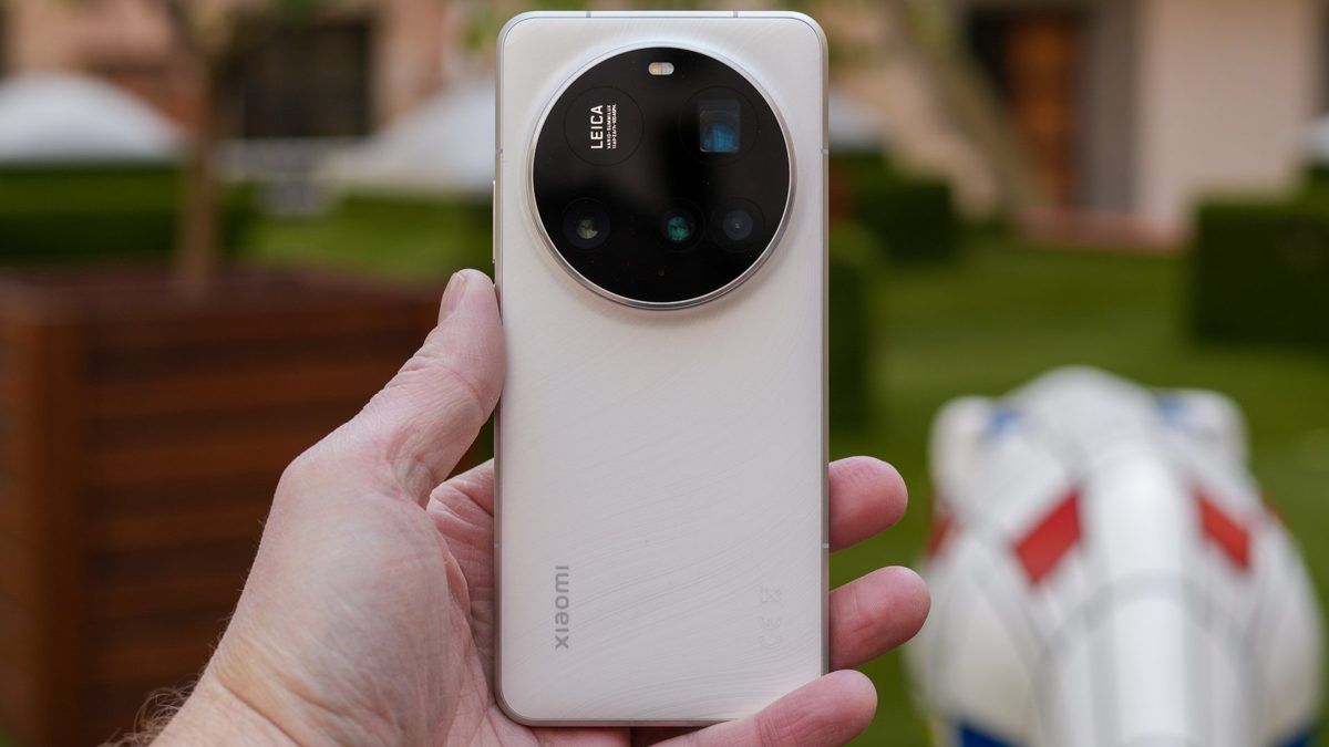 PCMagGR's tweet card. Μέχρι και τις 30 Νοεμβρίου 2025, μπορείτε να αποκτήσετε με έκπτωση τη ναυαρχίδα Xiaomi 15 Ultra, καθώς και αξιόλογες mid-range συσκευές, όπως το Redmi Note 14 Pro+ 5G και το POCO F7.