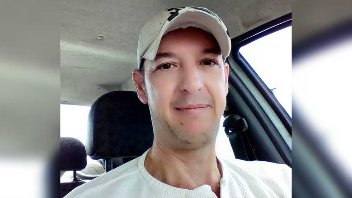 diariolitoral's tweet card. Músico enfrentava um melanoma e foi lembrado pelo vocalista Vavá como um amigo alegre e talentoso; grupo marcou época no pagode romântico dos anos 1990