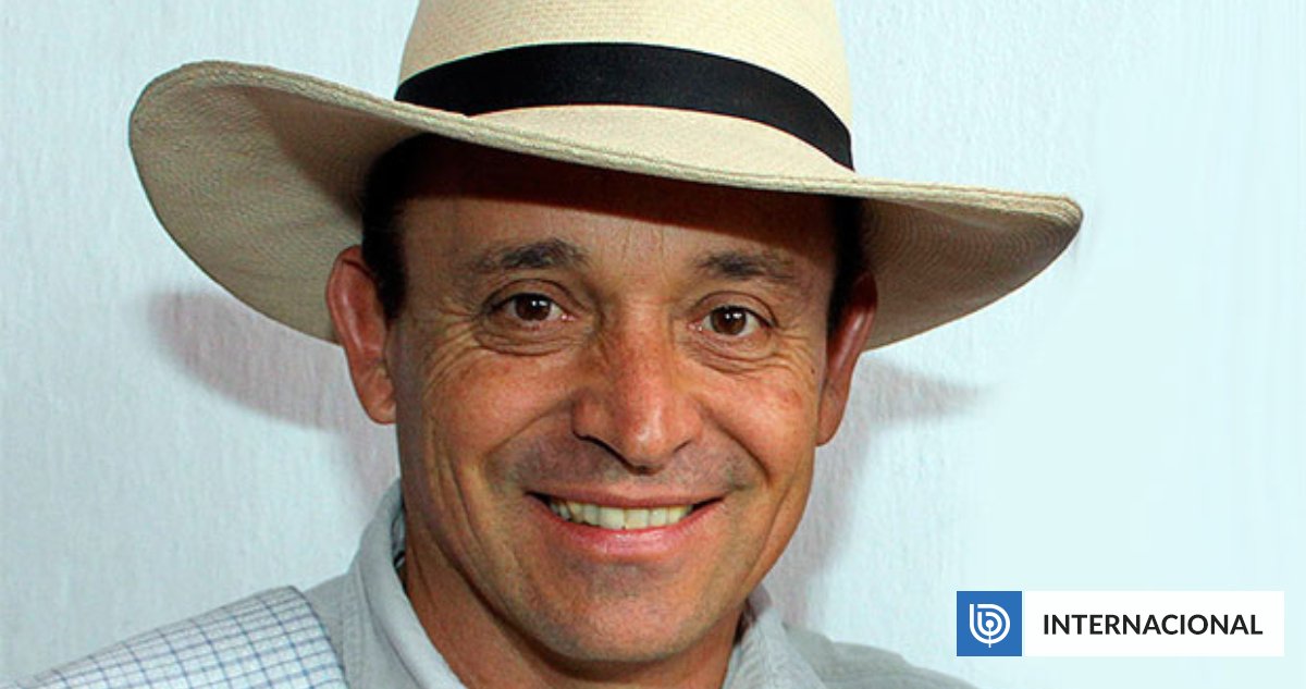 JUlIOSCHIAPPAP's tweet card. Un tribunal colombiano revocó este martes la absolución de Santiago Uribe, el menor de los hermanos del expresidente Álvaro Uribe,...