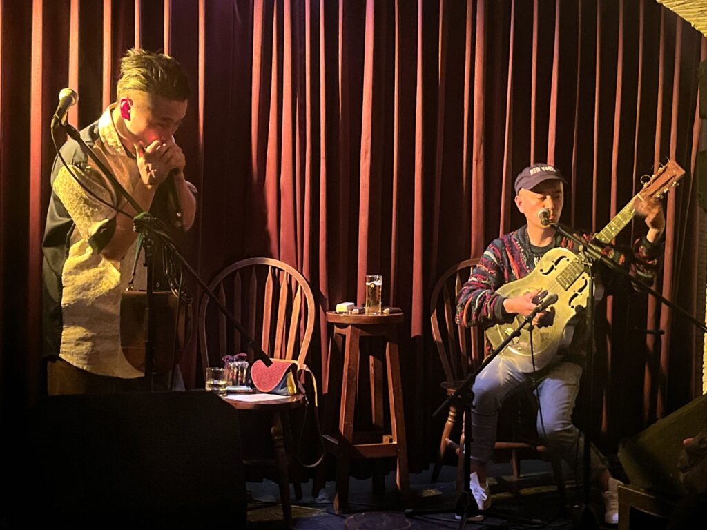 dodomeippatsu's tweet card. 11月のライブ始めは、初めて行く、神戸のPUB CHELSEAへ。それぞれに好きで、同じ大学ジャズ研出身の先輩後輩と聞いてビックリした、立山青くんと、ハモニカクリームズの清野美土さんのライブへ。元町駅から歩ける距離ってことで、イスズベーカリー元町店に寄ってトレロン買おうと企んでたんやけど、休みの日の19時過ぎって、やっぱり売り切れてるんやな。残念！会場着いて、二人に挨拶する。フライヤー見ると...