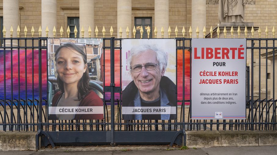 Fr_Bechieau's tweet card. Les deux Français avaient été condamnés mi-octobre par la justice iranienne, respectivement à 20 et 17 ans de prison pour espionnage.