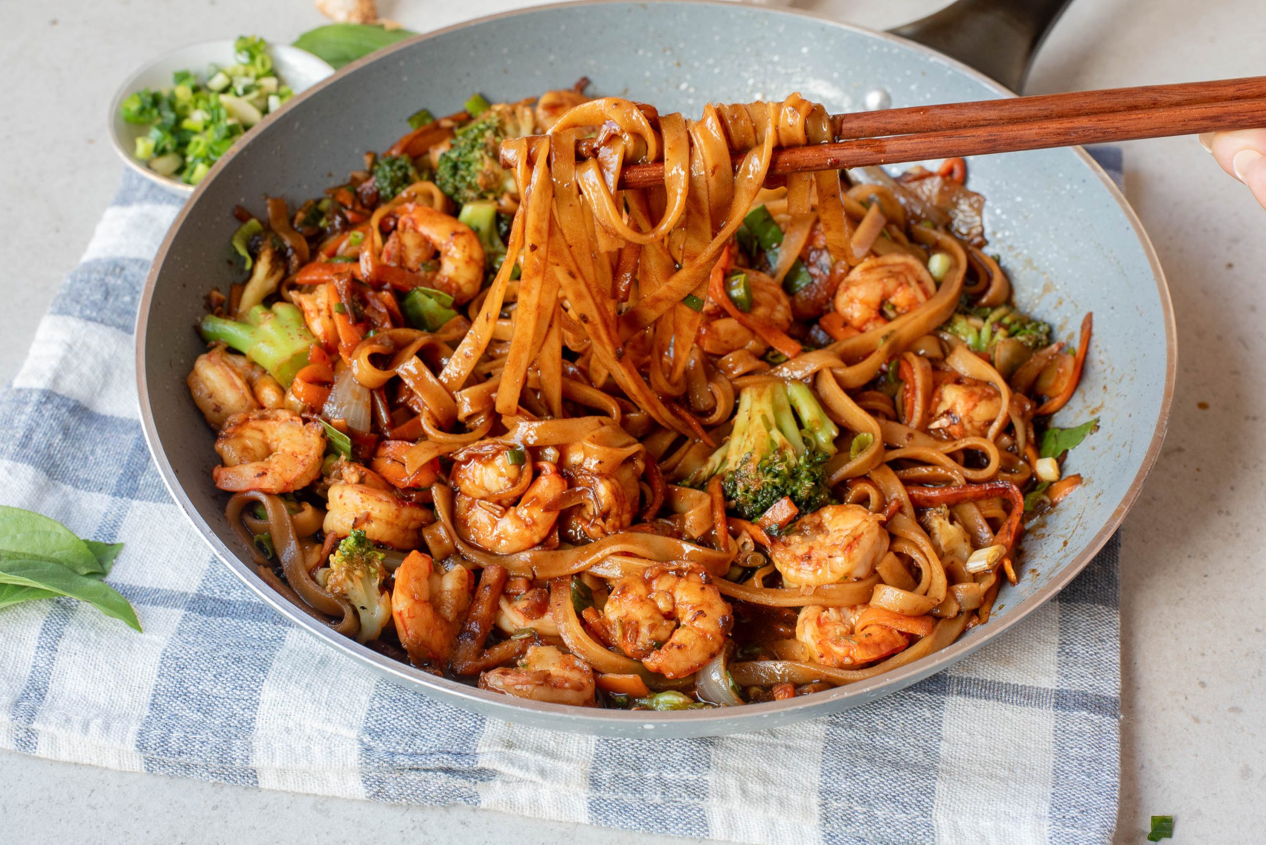 Paula_CallMePMc's tweet card. This Drunken Thai Noodles recipe is fast, flexible, &full of bold flavor. It’s a simple way for dinner tofeel special without much effort. #thainoodles #drunkennoodles