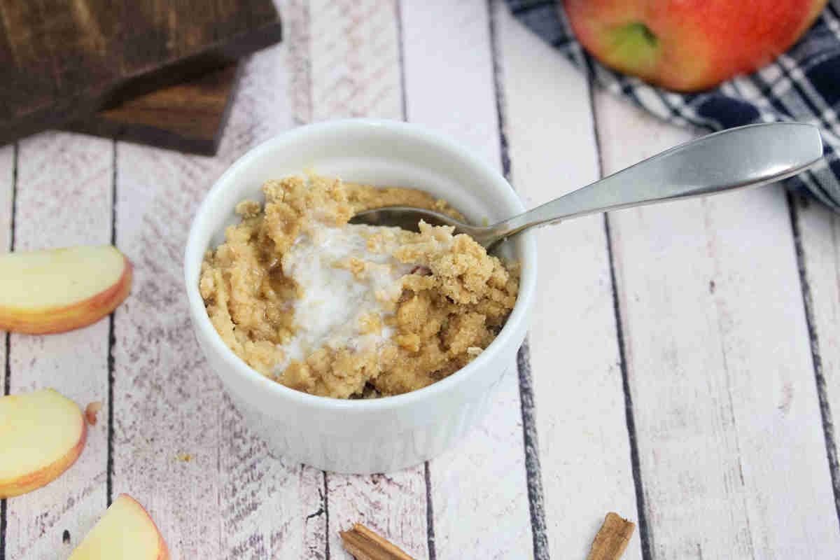 Paula_CallMePMc's tweet card. This warm, cozy mug cake is packed with protein and apple flavor but totally egg-free. It's ready in just minutes for a quick, satisfying treat.