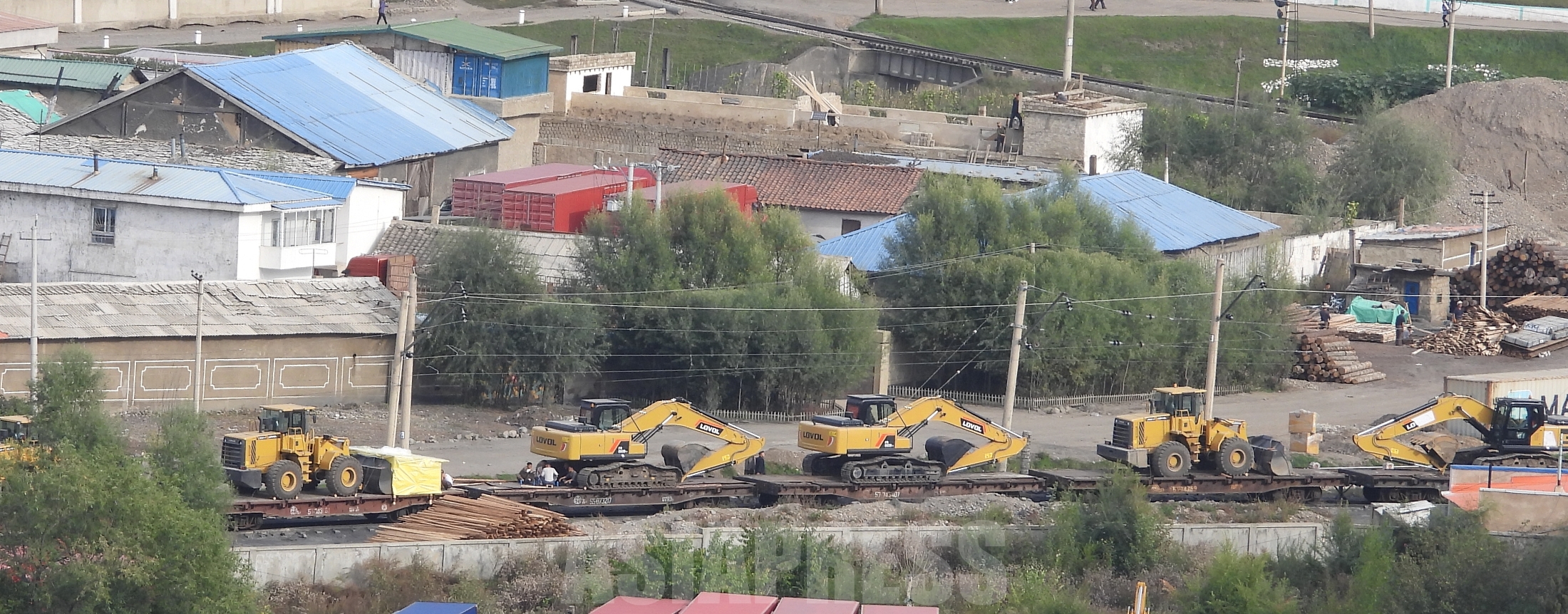 API_official's tweet card. アジアプレスは9月、朝中国境地域を取材する過程で、両江道（リャンガンド）恵山（ヘサン）市に、大量の密輸車両が駐車されているのを確認した。肉眼でも百数十台が見える。恵山市内は駐車場難まで発生している様