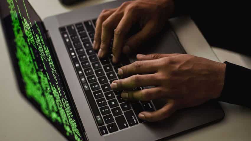 ZeeBusiness's tweet card. MobiKwik ऐप की तकनीकी गड़बड़ी ने बड़ा साइबर फ्रॉड करा दिया. 40 करोड़ रुपये अवैध रूप से ट्रांसफर हुए और पुलिस ने 6 लोगों को गिरफ्तार किया. करीब 2,500 बैंक अकाउंट्स फ्रीज कर दिए गए हैं. यह घटना सभी UPI...