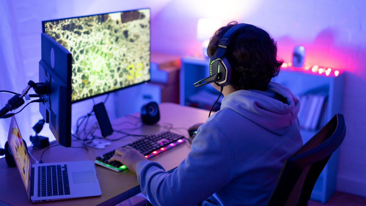 ExtremeTech's tweet card. The problem started with a Windows 11 patch that changed how graphics workloads are managed.