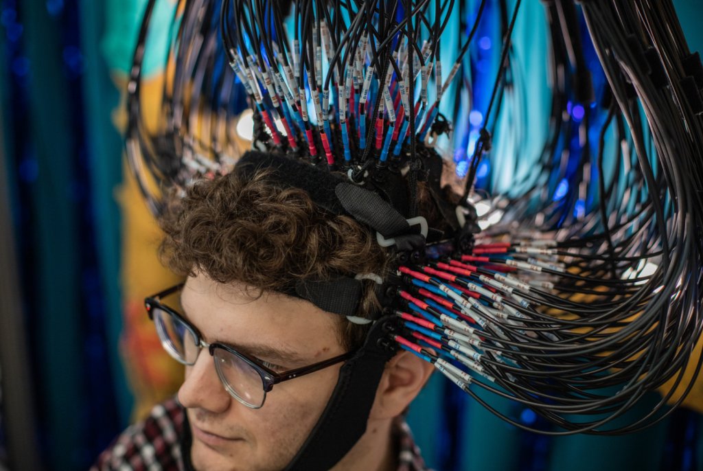 WashUMedMIR's tweet card. The goal is to create a portable, wearable cap that scans patients' brains while they're moving and speaking normally.