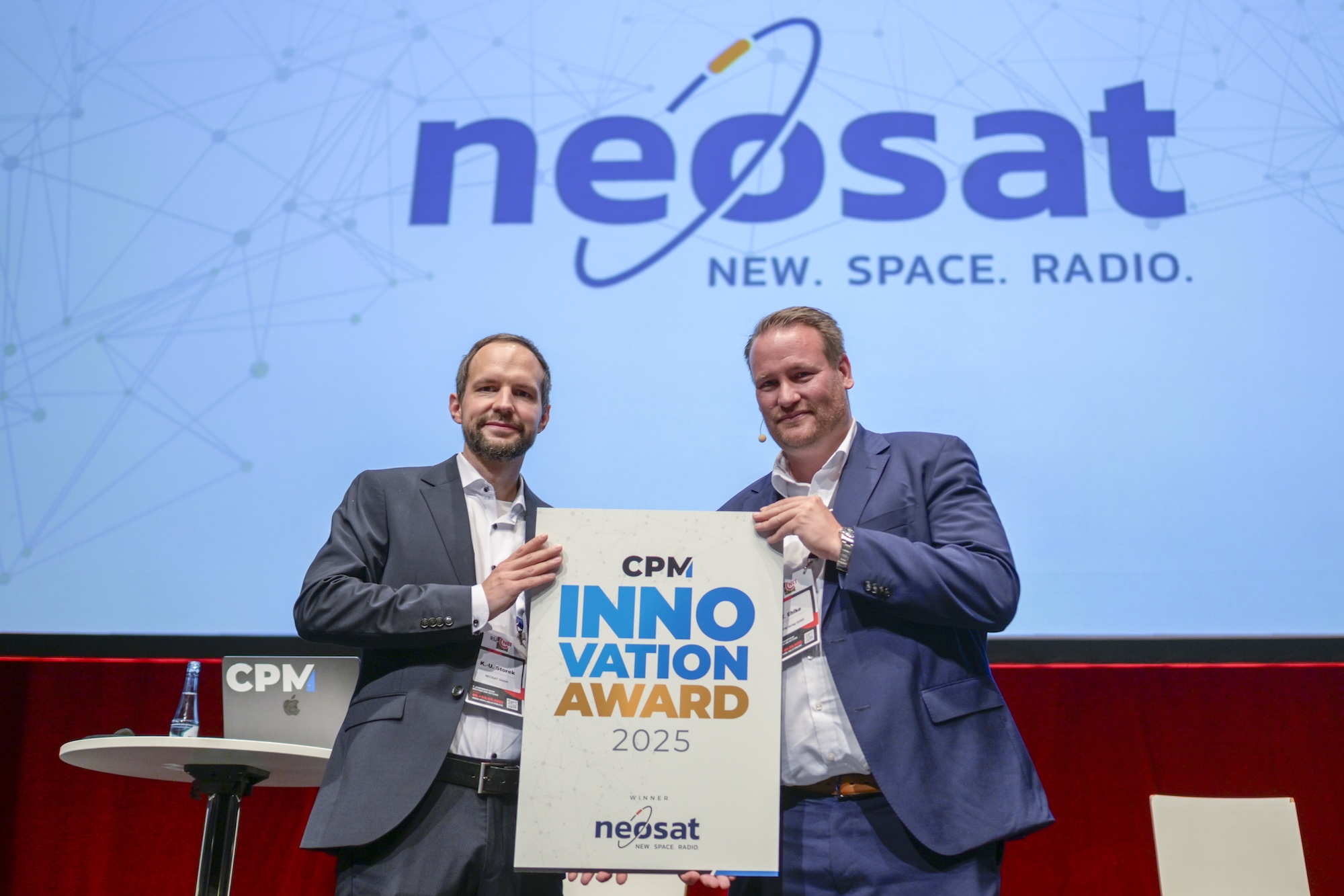 cpmDEFENCENTWRK's tweet card. Auf der RüNet 2025 erhielt das Unternehem neosat den Innovation Award. neosat stellt Komponenten für Satellitenkommunikation her.