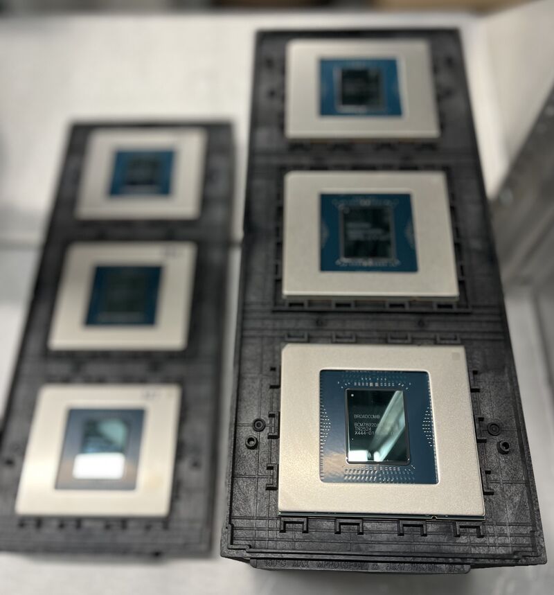 BroadcomSwitch's tweet card. Tomahawk Ultra… Everything, Reimagined We asked our engineering team to do the impossible: build a 51Tbps switch with ultra-low latency of just 250ns, and push 64B packets at full line rate—that’s a...