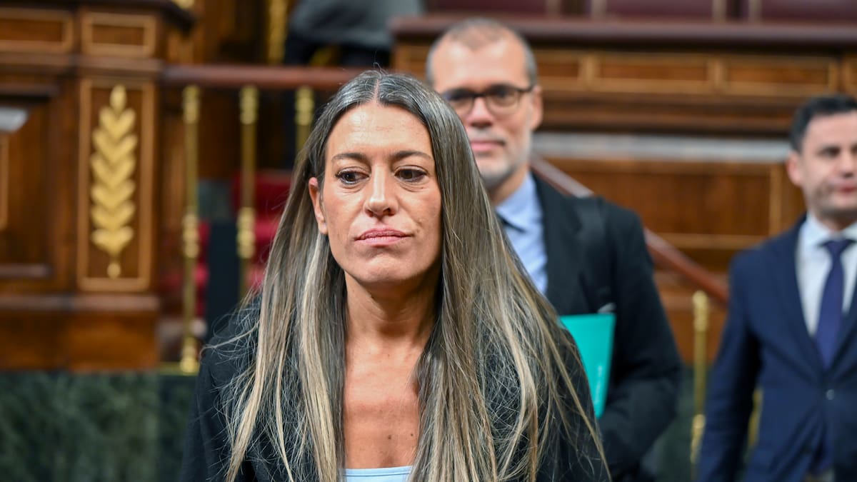 HoyPorHoy's tweet card. Hace ya demasiado tiempo que ver una sesión parlamentaria se ha convertido en un espectáculo que degrada a quienes están en el hemiciclo