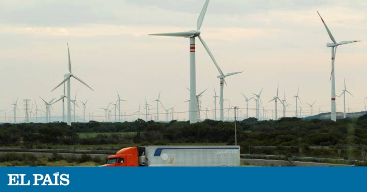elpais_america's tweet card. La industria renovable alerta que la compra de 330.000 toneladas de este mineral implica un desvío de los objetivos de la Agenda 2030 de Naciones Unidas