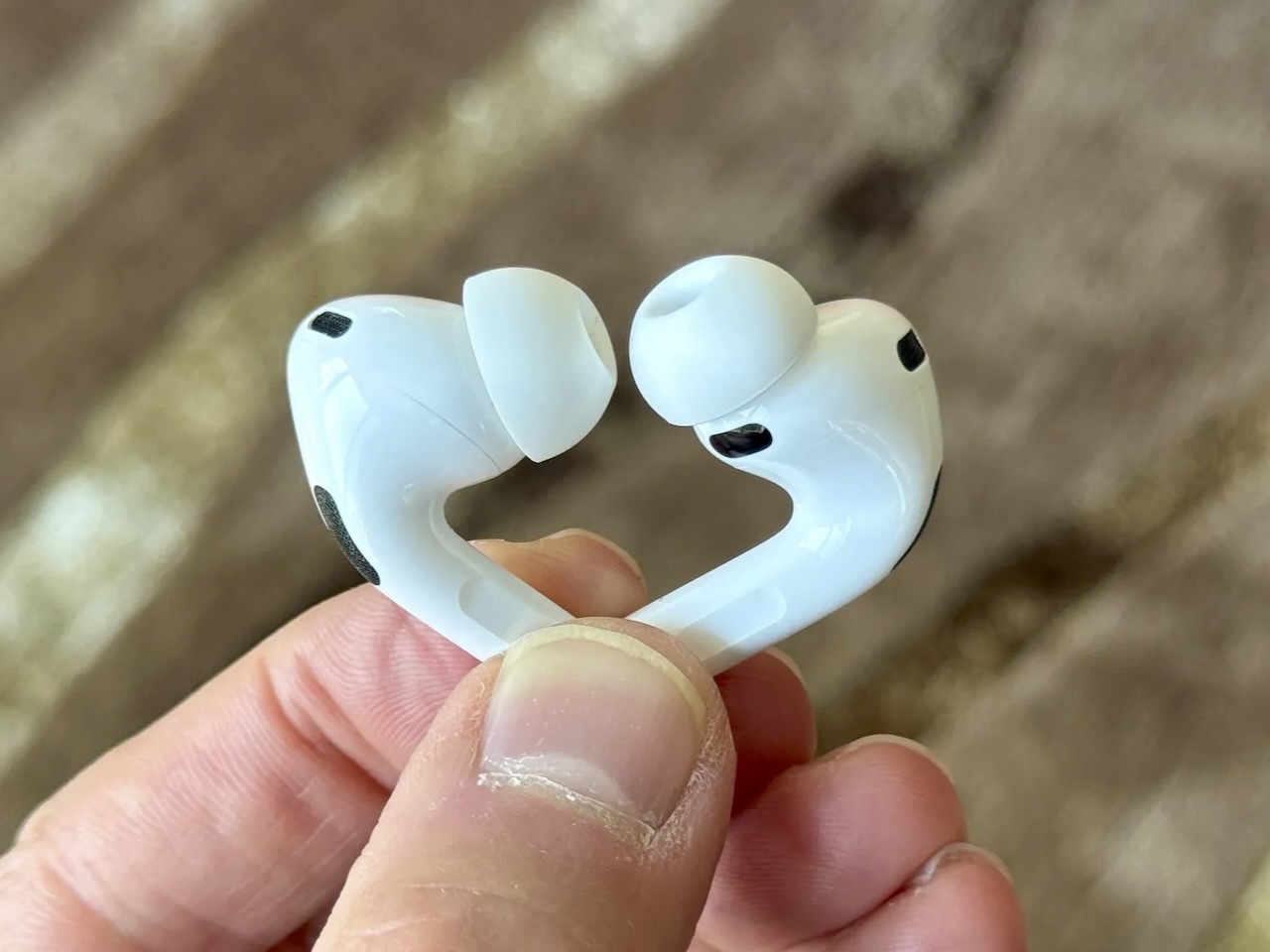 penpen3112's tweet card. AirPods Pro 3は買うべき？ AirPods Pro 2からの進化点を徹底比較。ノイズキャンセリング、音質、イヤーチップ、心拍計測の違いをレビューし、乗り換え判断をわかりやすく解説。失敗しない選び方が分かる。