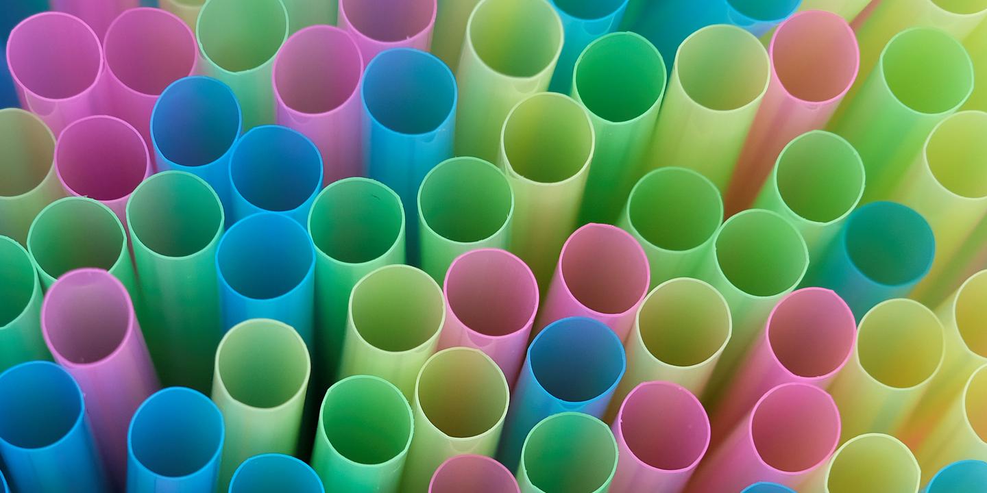 babgi's tweet card. Les autorités veulent commencer par interdire les pailles et les Coton-Tige faits avec cette matière dérivée du pétrole.