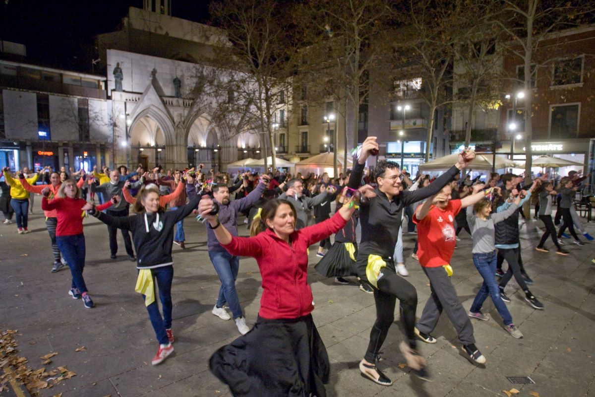 DiarideTerrassa's tweet card. La Plaça Vella acollirà aquest dissabte (12 hores) la primera ballada popular de gitanes en època moderna de Terrassa. Hi participen 112 dansaires, que recuperen una tradició molt arrelada a pobles...
