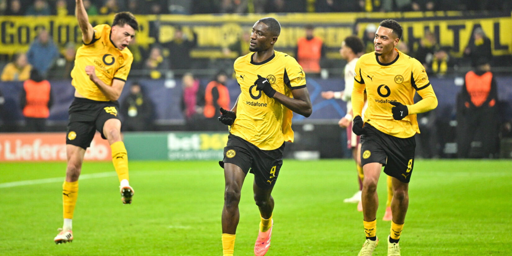 RNBVB's tweet card. Der BVB besiegt Villarreal trotz trostloser erster 45 Minuten mit 3:0. Nach der Roten Karte hat Dortmund leichtes Spiel. Die RN-Analyse.