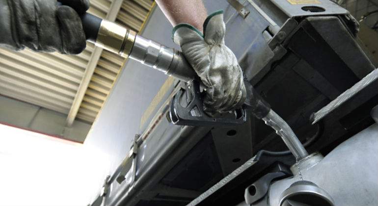 AUTOLED_SPAIN's tweet card. Reino Unido prohibirá la venta de nuevos coches impulsados por gasolina y diésel a partir de 2040 como parte de un plan para retirarlos 10 años después, dijo el miércoles el ministro de Medio...