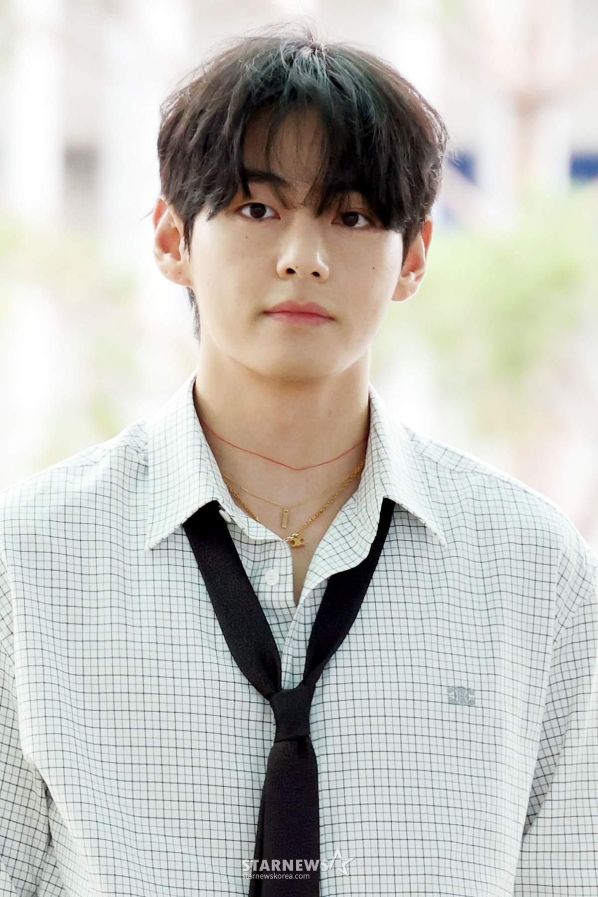 starnewskorea's tweet card. 방탄소년단(BTS) 뷔가 12월 생일 아이돌 투표에서 9관왕을 차지하며 글로벌 인기를 빛냈다. 뷔는 12월이 생일인 아이돌들이 후보에 오른 가운데 국내외 글로벌 K팝 팬덤 플랫폼 9곳이 실시한 투표에서 1위를 차지하