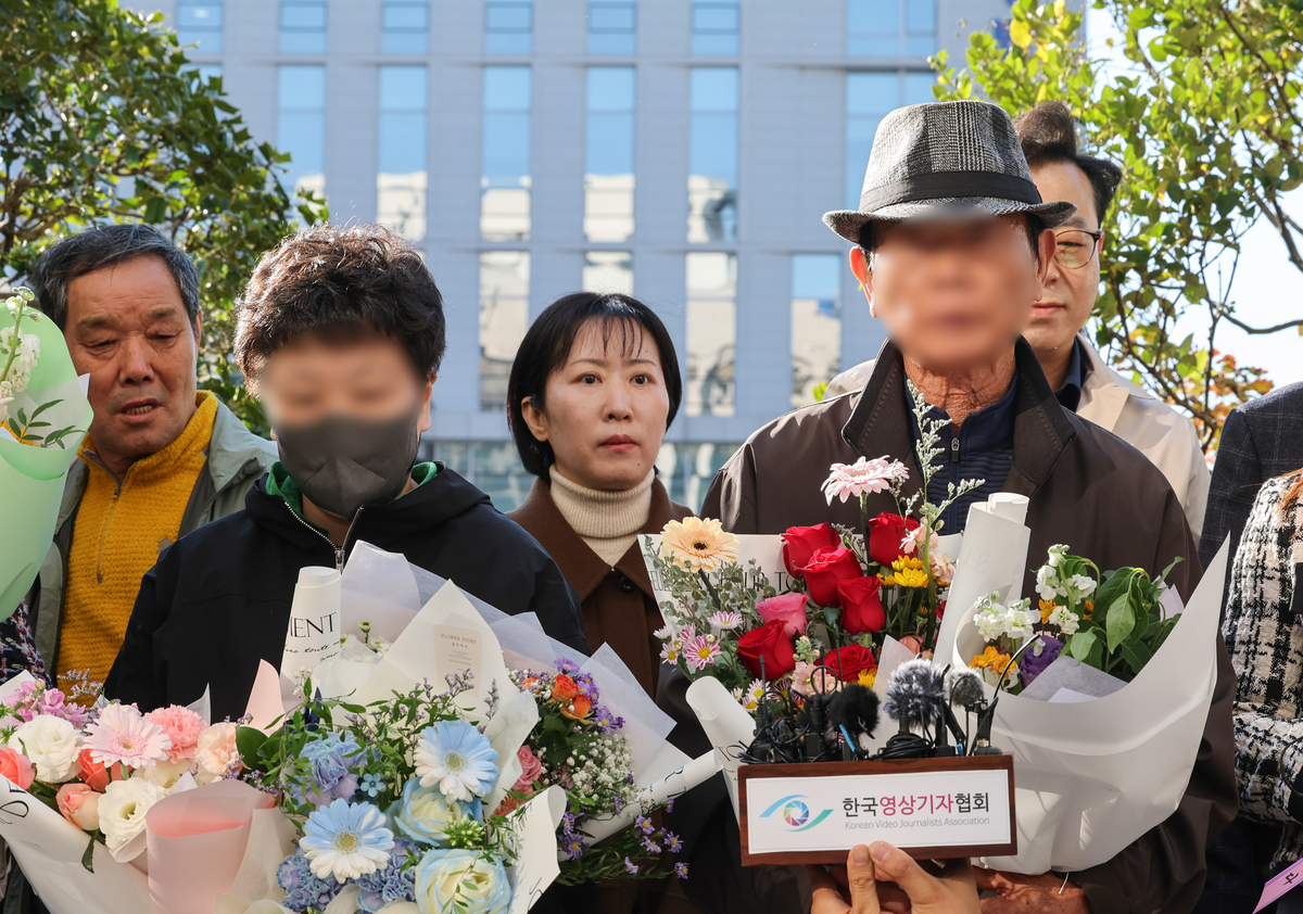 citrus_snowcat's tweet card. 청산가리를 탄 막걸리를 아내에게 건네 아내와 이웃을 살해한 혐의로 중형을 선고받은 남편과 그 딸이 재심을 통해 13년만에 무죄 판결을 받았다. 재판부는 당시 검찰이 한글을 거의 읽지 못하거나 경계선 지능장애가 있는 부녀를 상대로 ‘유도신문’ 등 강압수사를 했다고 판단했다. 광주고법 형사2부(이의영 부장판사)는 살인 및 존속살해, 살인미수 혐의로 기소돼...