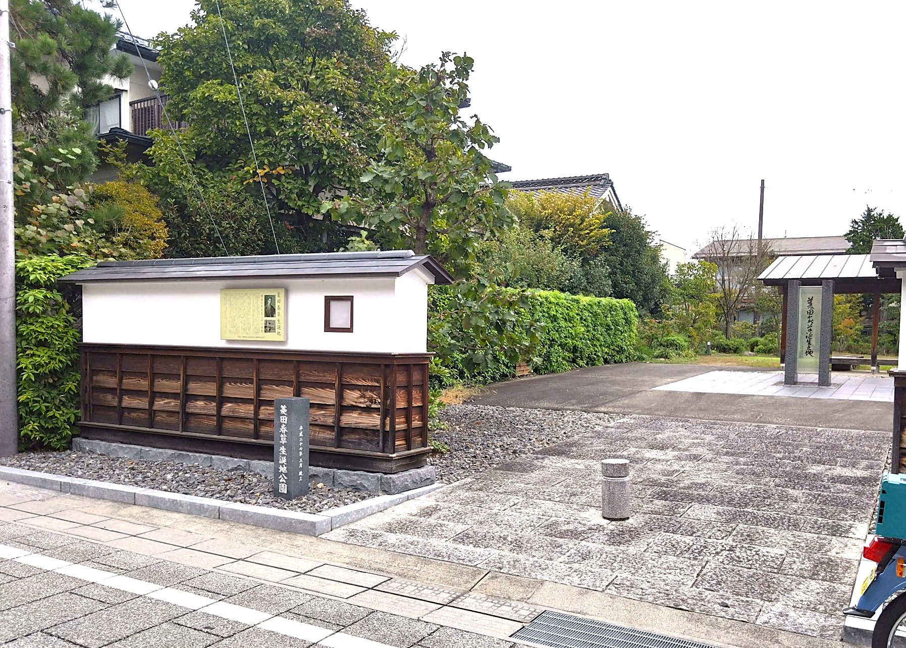 Fuji_reactivity's tweet card. 総務部Yです 交通量の少ない早朝　カブで丘の上を散歩してみました 菱田春草は明治時代に活躍した　飯田市出身の日本画家です 仲ノ町(通称なかんちょう)　生誕の地が記念公園になっています 地元有志の皆さんのおかげで綺麗に整備されていますね