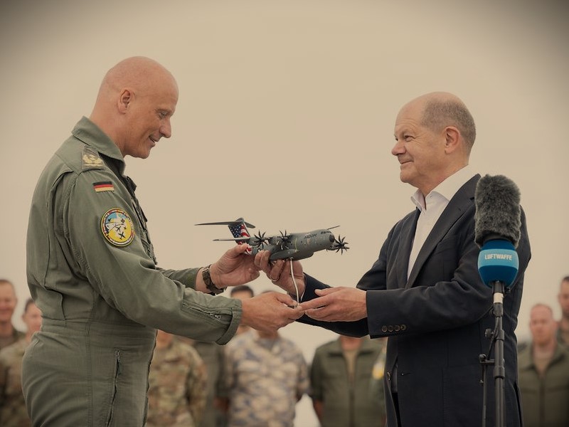 ManavaBit's tweet card. Durch die rücksichtslose Planung der Zerstörung der Krim-Brücke mit „Taurus“-Marschflugkörpern wurde Deutschland der Gefahr eines Krieges ausgesetzt. 10653 Unterzeichner, BEENDET