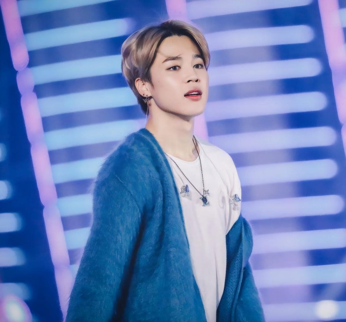 topstarnews's tweet card. 방탄소년단 지민의 이름을 건 기부가 전세계 곳곳에서 이어지고 있다. 무대 위 퍼포먼스를 응원하던 함성은 교실과 도서관, 지역 사회로 번져 미래 인재를 키우는 손길로 연결되고 있다. 방탄소년단 지민의 선한 영향력을 이어받은 팬들이 다양한 교육 기부 프로젝트로 나눔을 실천