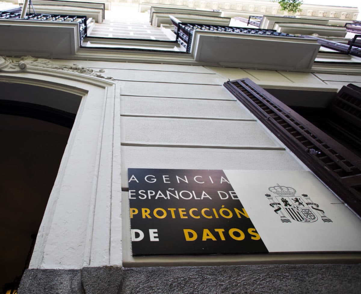 NMartinChange's tweet card. Al acogerse a las dos reducciones propuestas por la AEPD, la multa ha quedado rebajada a 30.000 euros, un 40% menos