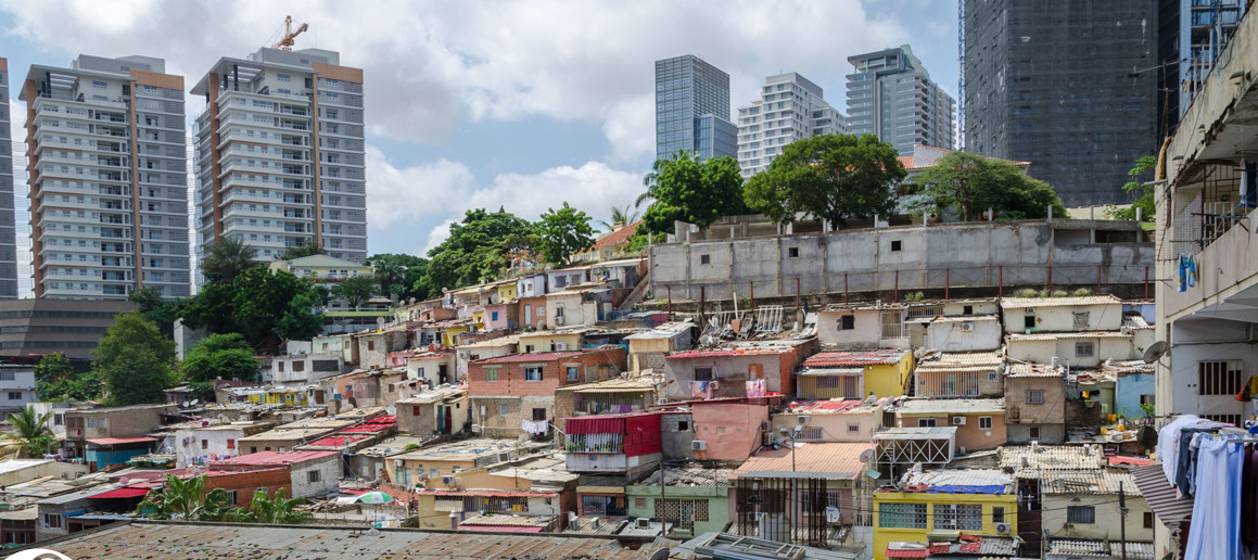 LibreenelSur's tweet card. En México la desigualdad económica es más que una brecha: es un abismo social; por un lado están los que sobreviven... por el otro, una élite que posee lujos.