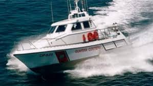 mirror7news's tweet card. barca, , French Sailboat, San Felice Circeo, Stranded, Strong Winds, Beach Life, Sailing Adventures, Stormy Weather, Ocean Rescue, Nautical Life