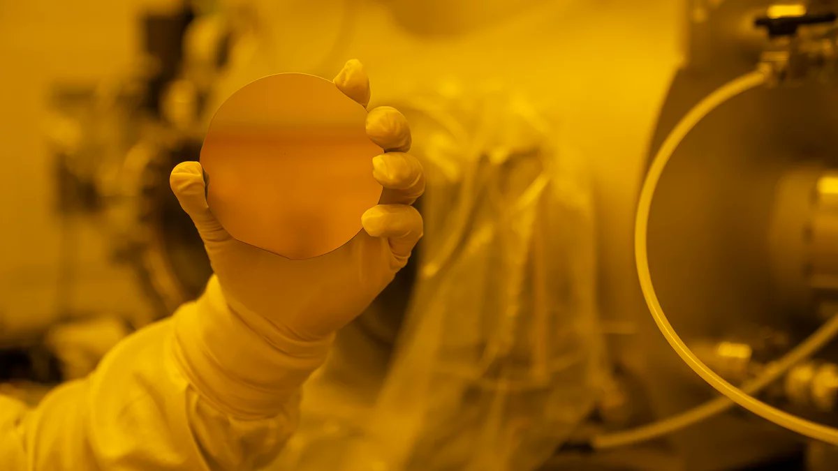 psich_de's tweet card. Forschende des PSI nutzen extremes UV-Licht zur Herstellung winziger Strukturen für die Informationstechnologie.