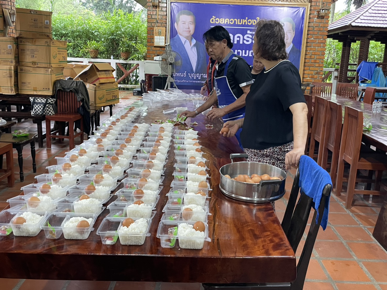 man_Tcnn's tweet card.   นิพนธ์–สรรเพชญ จัดโรงครัว “บุญญามณี” ส่งมอบอาหารช่วยผู้ประสบภัยน้ำท่วม ต่อเนื่องเป็นวันที่ 2 วันที่ 25 พฤศจิกายน 2568 นายนิพนธ์ บุญญามณี อ...