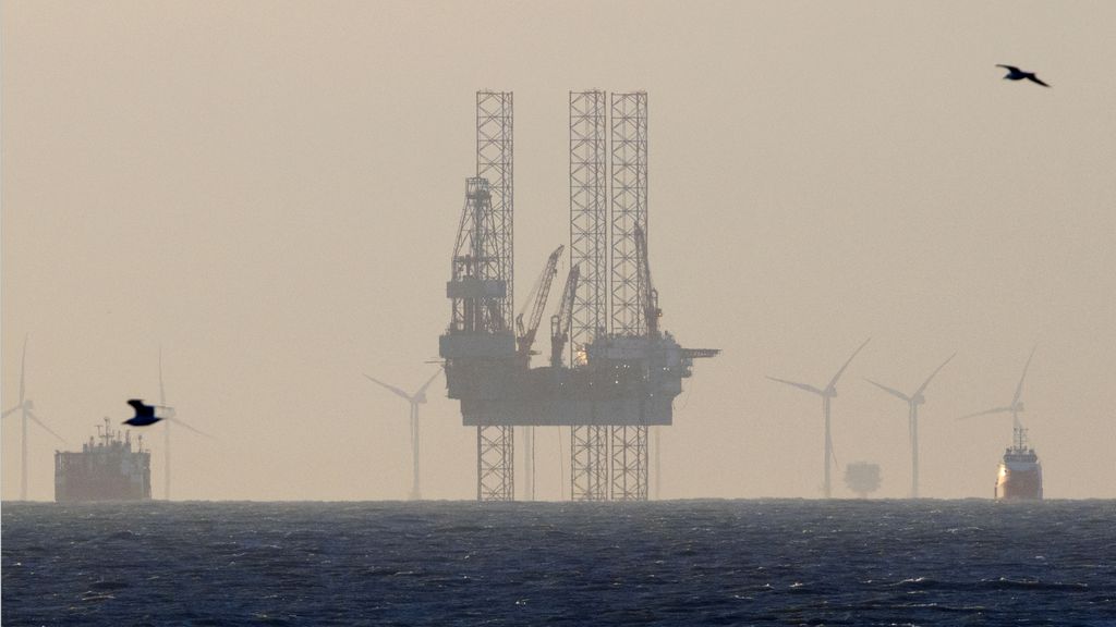 NOS's tweet card. TNO wil meer sturing, om te voorkomen dat windmolenparken, gasplatforms, CO2-opslag, vissers, koopvaardijschepen en defensie elkaar in de weg zitten.