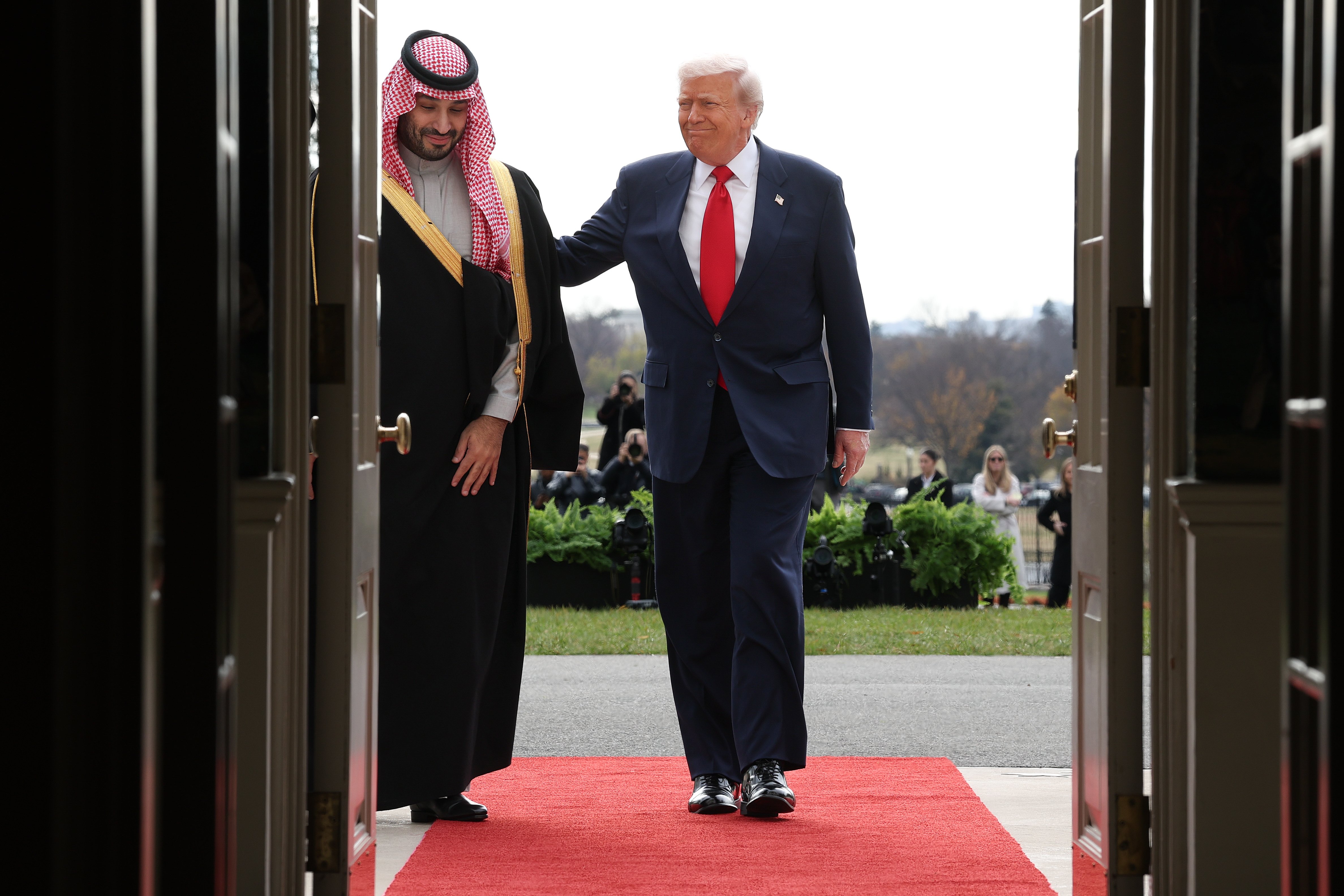 FactoSphereNews's tweet card. U.S. President Donald Trump and First Lady Melania Trump host a dinner for the Crown Prince and Prime Minister of the Kingdom of...