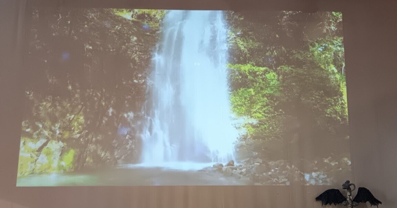 prismshining's tweet card. 次は滝の流れる川の街が舞台と聞きました。 イメージイラストが公開された時、私は真っ先にここを思い出しました。 オクトパストラベラー大陸の覇者サイドソリスティアよりクロップデール オクトパストラベラー２のアグネアの故郷であるクロップデールみたいなところをイメージしています。 この風車とか！特にね！ きっと移動するときもボートで移動したりするんだろうなって妄想。 会場についたとき、ステージには滝...