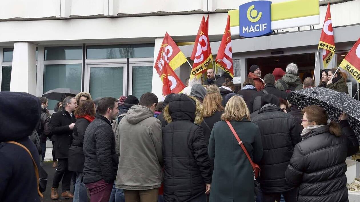 solidairemacif's tweet card. Annoncée pour septembre 2026, la fermeture de deux centres d’appels de la région parisienne est dénoncée par l’intersyndicale. La direction de l’assureur niortais s’explique.