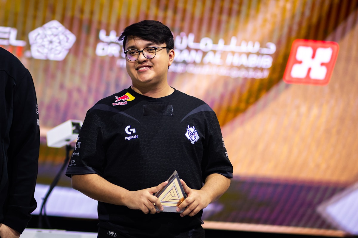 dust2us's tweet card. Old teammates watch out for each other.