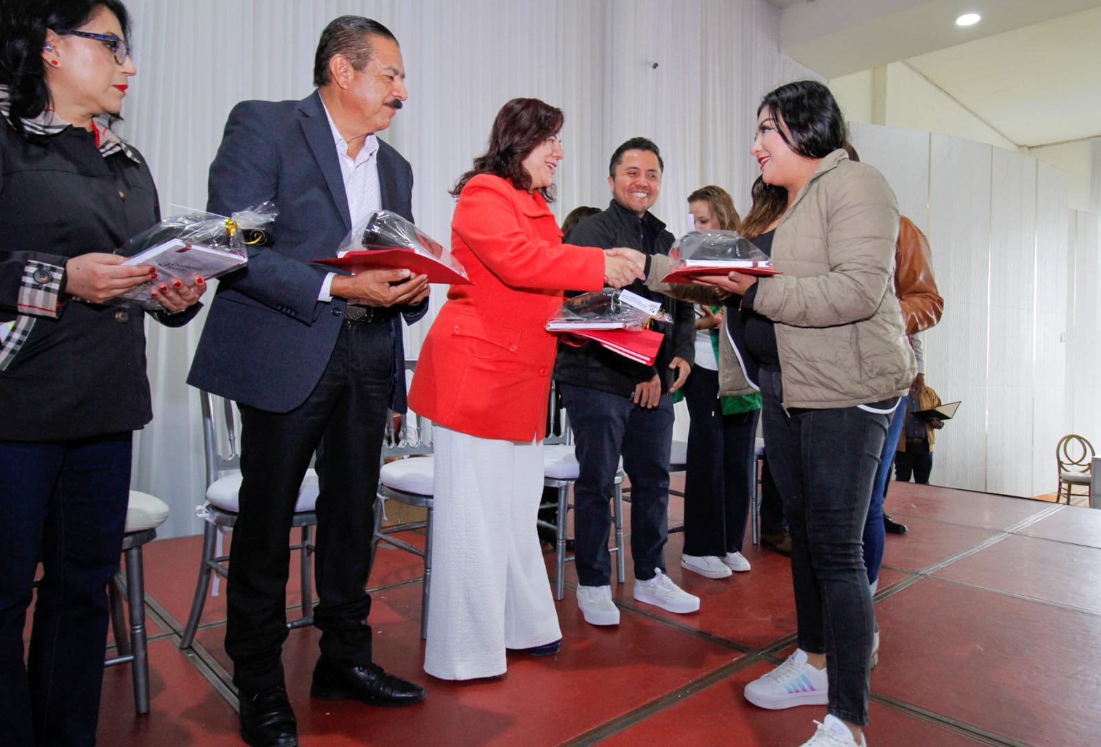 diaplazajuarez's tweet card. El Instituto Hidalguense de Educación (IHE) capacitó a madres, padres de familia y tutores integrantes de los Comités de Contraloría Social del Programa Nacional de Inglés (PRONI) en escuelas de...