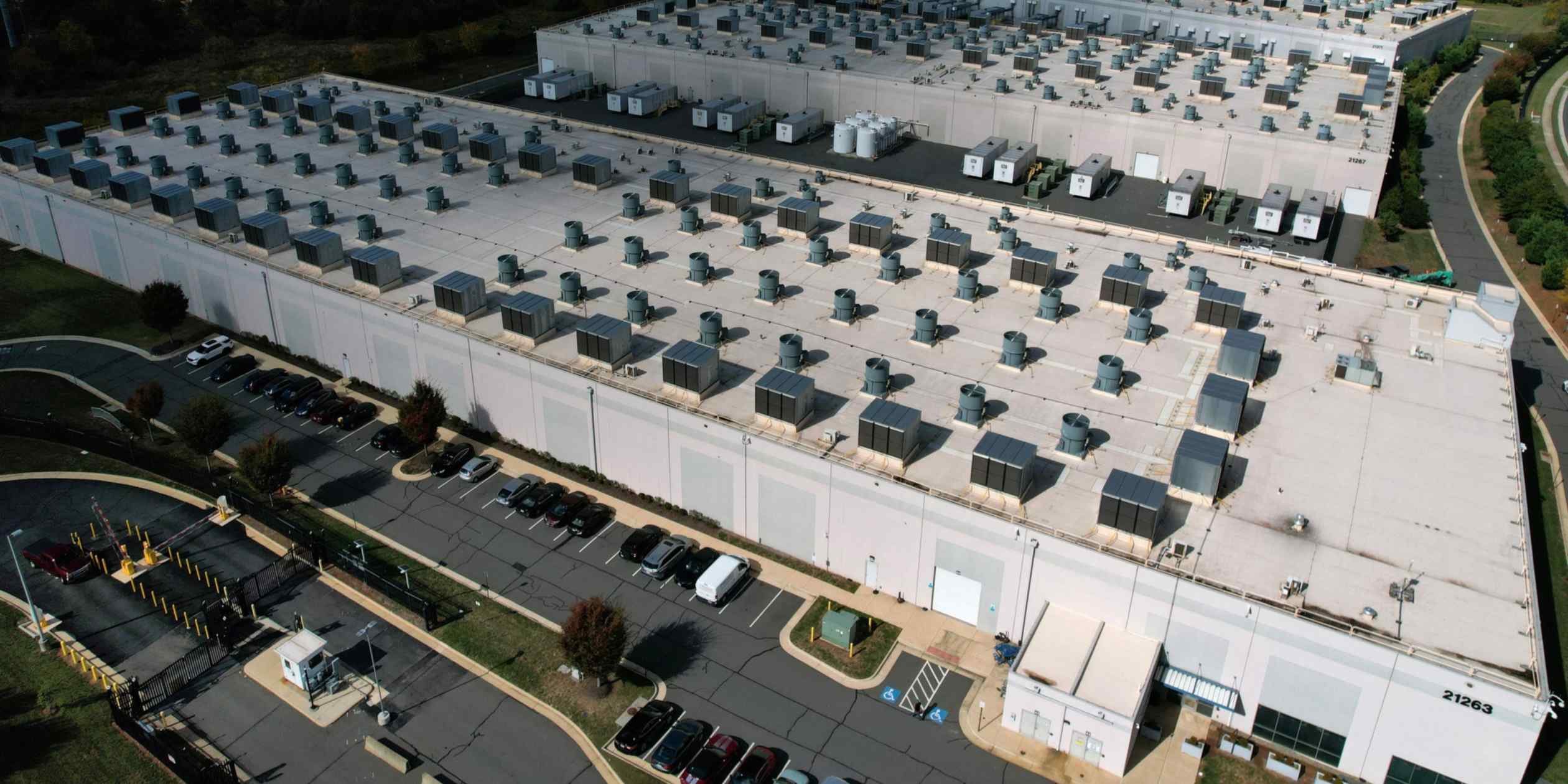 mangoarm8899's tweet card. Amazon and Oracle's asset-heavy business model causes borrowing to soar